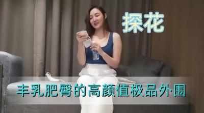 单男的肉棒从妻子体内抽出，随即无套猛插我妻私处