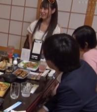 真骚衣服没脱就吃肉棒女上位要内射