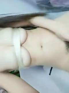 膚白女大生和她的男友人即場拍攝做色色的事 由尷尬慢慢變成射了精還繼續下去 日本