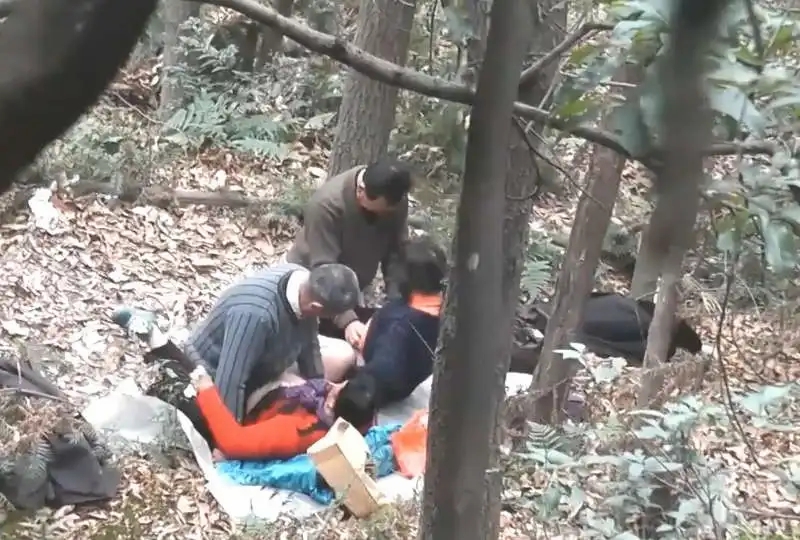 原创 你心中的女生在富哥面前就是一玩具 射完趴在地上还要舔干净