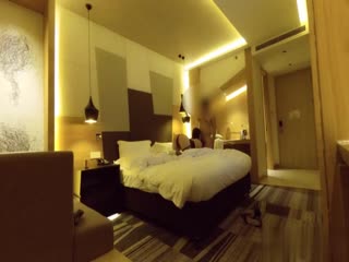 武汉00后小妹妹报复男友出轨