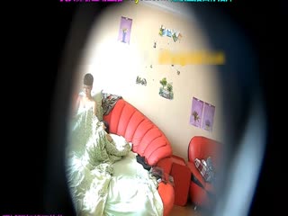 小吃街一路跟踪尾随偷拍不穿内裤的白裙小姐姐这B里流出来的是什么