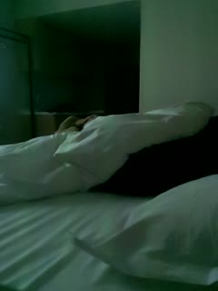 綠帽一旁觀戰兩單男輪操老婆，被兩個男人掰開騷穴看内部