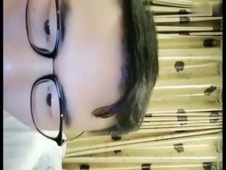 福利女粉挑逗眼镜学长！公共卫生间偷用飞机杯自慰到潮吹喷发