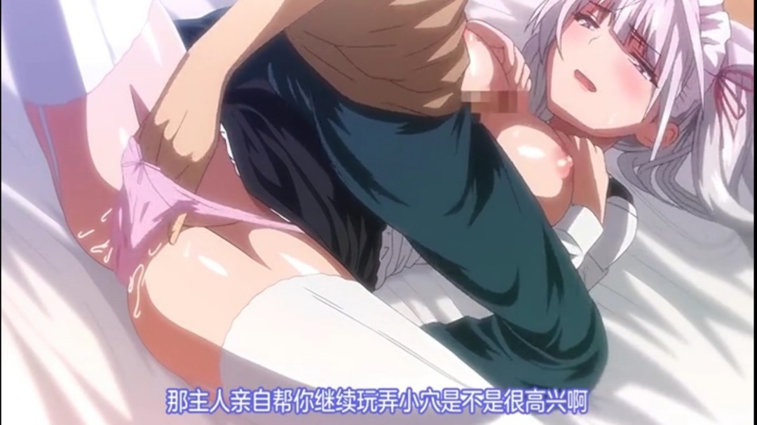 抄底偷拍两个女同事尿尿，近距离欣赏她们的淫穴和骚屁眼