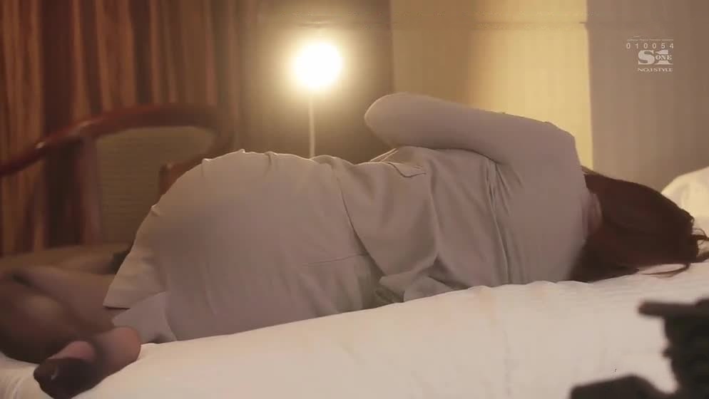 【AI增强】可爱的中国交换学生进行她的第一次拍摄，原本娇羞的她经由我的带领也渐渐不同了起来开始享受我的肉棒吧