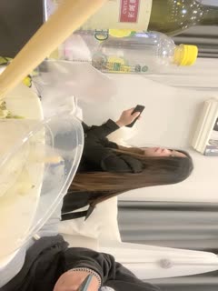 【好片分享】传媒播音系学生妹被土豪调教变成母，扇脸，口交深喉，让学生妹喝尿[10:03]