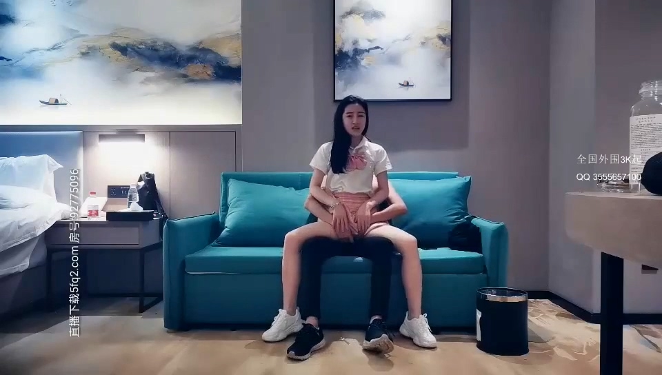 长腿美女身穿丝袜，牛仔裤和过膝长靴，戏弄受虐狂男子 葵由里香 MOPT050