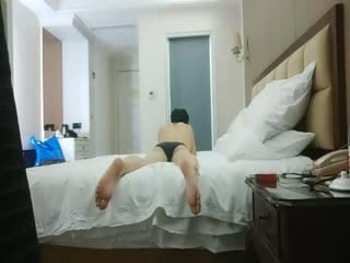 眼镜美眉 身材娇小Jk校服振动棒紫薇小穴 把玩具收起来体验一下大肉棒粗暴的肛交[MP4 1060MB]