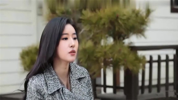 举起我的女朋友并吃掉她的阴部