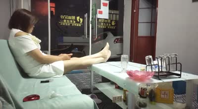 等客人无聊骚舞精壮男被勾引过来按摩-燕姐